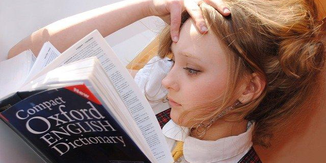 洋書を読む少女